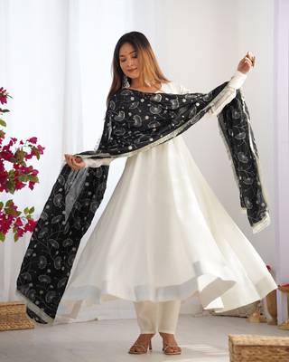 Soft Vichitra Silk Fully Flair Kali Pattern And Canvas Patta Kurti With Dupatta And Pent 2