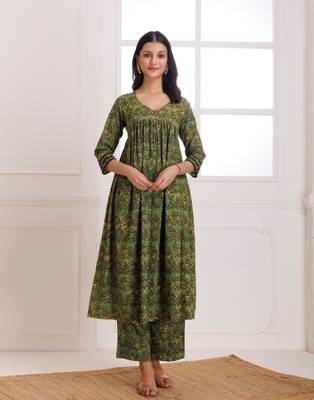 Green dabu hand block printed cotton gathered kurta pant 4