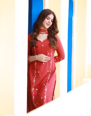 Heer red hand embroidered silk kurta pant with hand painted dupatta 4