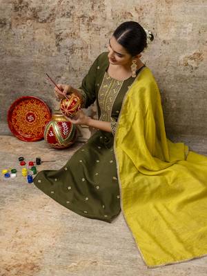 Women's embroidery silk blend straight kurta with pant & chanderi dupatta set 2
