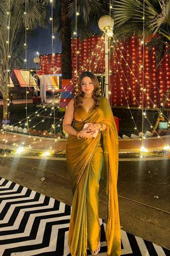 Green space art silk saree with moti lace border & unstitched blouse