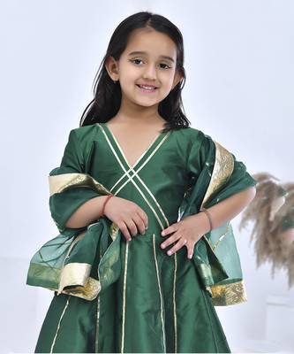 Green embroidered taffeta girls kurti set 5