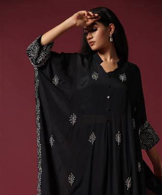 Black hand embroidered open seam kurta set 4