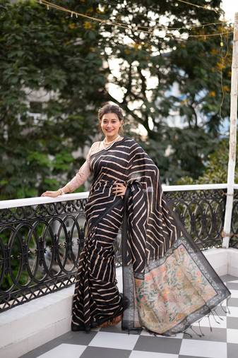 Women's black tussar silk leheriya print with zari border saree with blouse