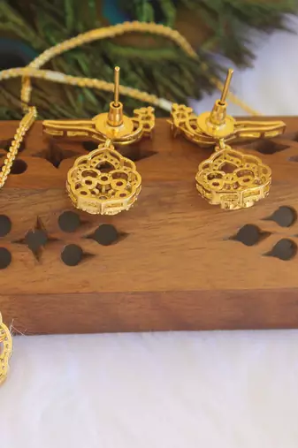 Matte finish peacock necklace set