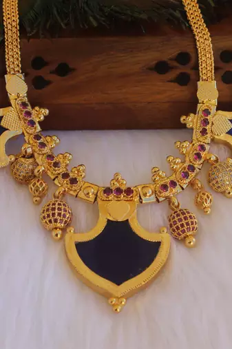 Red and white stone kerala palakka necklace