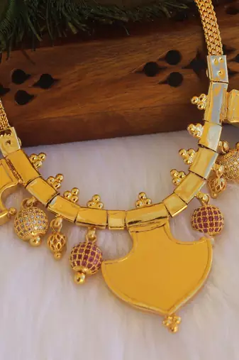 Red and white stone kerala palakka necklace