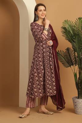 women's rayon foil printed kurta & pant with dupatta 3