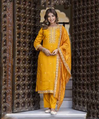 Women's silk blend embroidered kurta pant set with organza dupatta 6