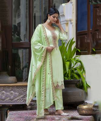 Women's silk blend embroidered kurta pant set with organza embroidery dupatta 6