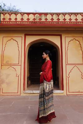 Red pure bandhani silk saree with blouse piece 3