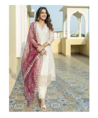 Vredevogel women's chanderi silk embroidered kurta with pant & organza dupatta set 7