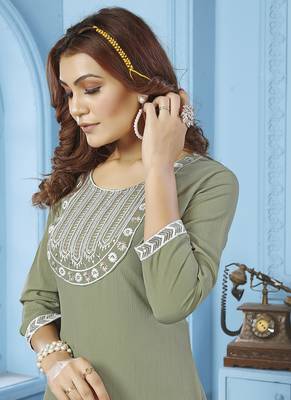 Green embroidered cotton kurta set 4