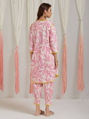 Pink cotton blend printed kurta set  2