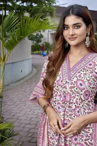 Pink sophisticated viscosee fabric printed girlie suits