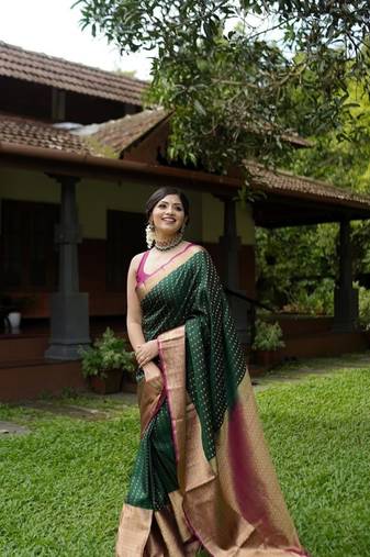 Green Banarasi Woven Saree With Blouse Set 