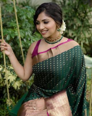 Green Banarasi Woven Saree With Blouse Set  4