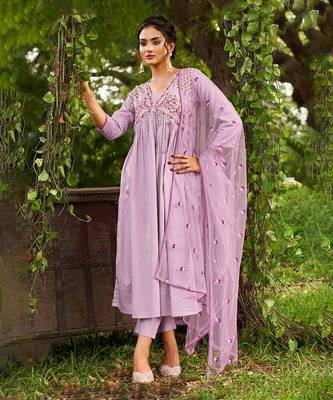 Trendmalls Women's chanderi silk embroidery salwar suit set kurta pant with dupatta 1