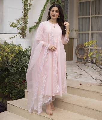Light pink embroidered chanderi kurta set 1