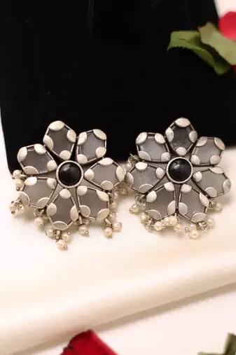 White Floral Shaped Earrings With Black Stone