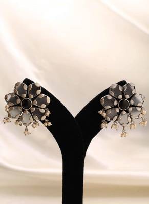 White Floral Shaped Earrings With Black Stone 7