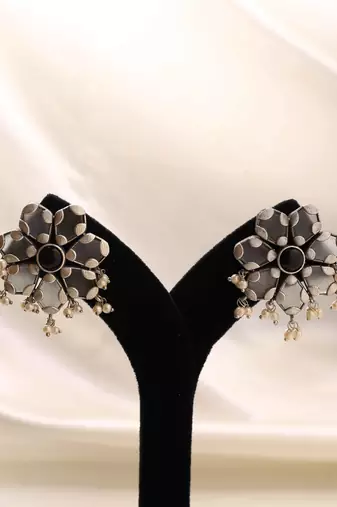 White Floral Shaped Earrings With Black Stone