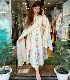 Heavy premium chicken shifli cotton fabric kurti with hand printed kurti and pant and mulmul dupatta