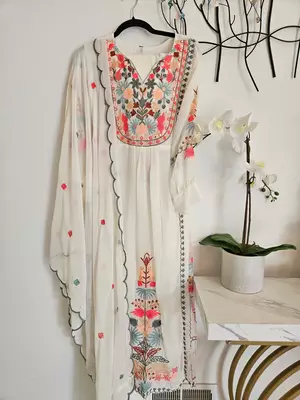 White floral embroidered kurta set with duppata and palazzo pant 4