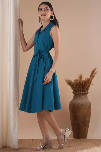 Fit and flared sleeveless dress with notch collar, centre placket with waist tie-up.