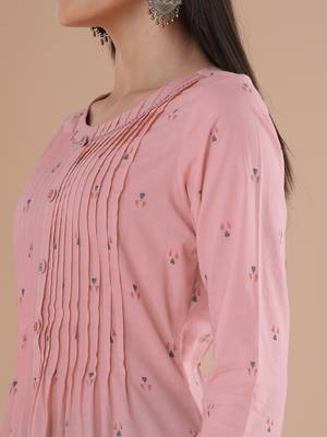 Embroidered cotton dobby kurta with pleating and an in seam pocket. 4