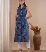 Straight sleeveless notch collared kurta with centre pleat and placket.