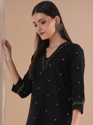 Straight fit cotton kurta in woven zari fabric with zari embroidery and handwork. 5
