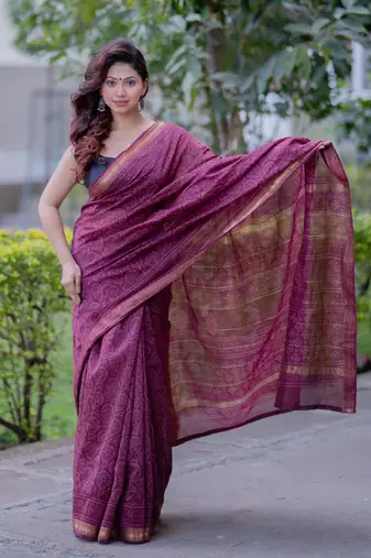 Maroon maheshwari silk blend saree with self print