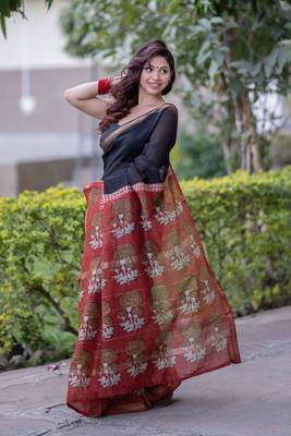 Black maheshwari silk blend saree with red border and pallu 2