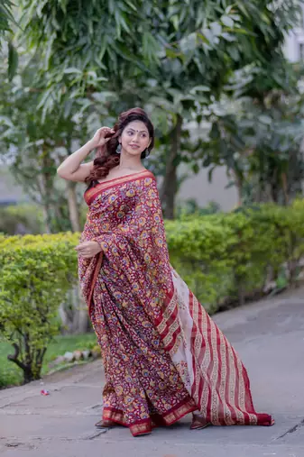 Red maheshwari silk blend floral saree with white pallu