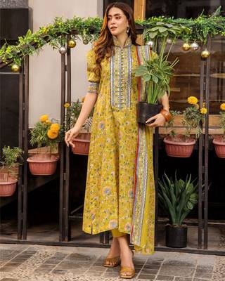Floral Printed Knee Length Rayon Kurta Set With Printed Dupatta 2