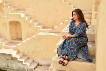 Women's Knee Length Foral Printed Kurta Set 4