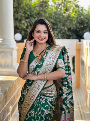 Green meenakari banarasi zari saree with unstitched blouse piece 3