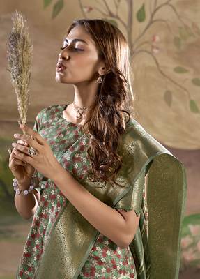 Green dola silk blend weaving traditional saree 3