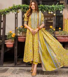Floral Printed Knee Length Rayon Kurta Set With Printed Dupatta