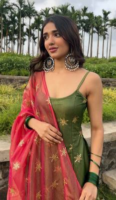 Green georgette embroidered kurta with pant and dupatta 3