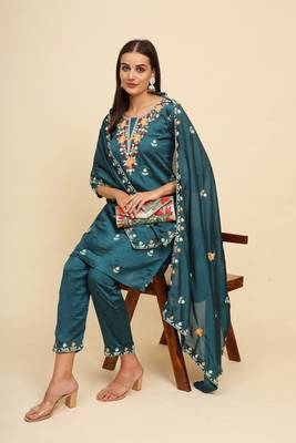 Green silk blend embroidered kurta with pant and dupatta 2