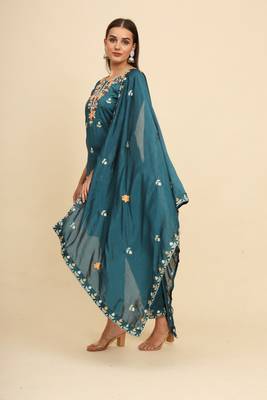 Green silk blend embroidered kurta with pant and dupatta 5