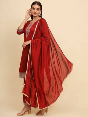 Red silk blend embroidered kurta with pant and dupatta 2