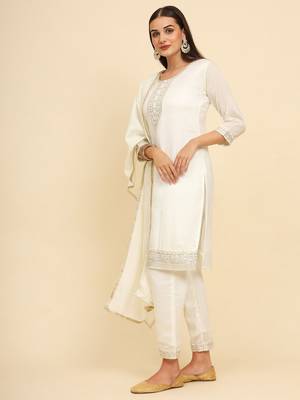 Off white silk blend embroidered kurta with pant and dupatta 2