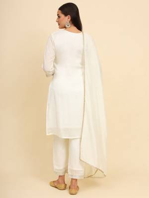Off white silk blend embroidered kurta with pant and dupatta 3