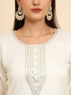 Off white silk blend embroidered kurta with pant and dupatta 4