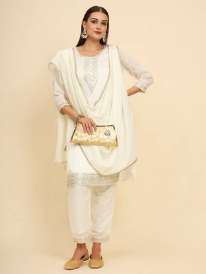 Off white silk blend embroidered kurta with pant and dupatta 5