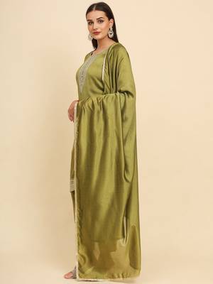 Green silk blend embroidered kurta with pant and dupatta 2