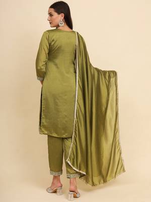 Green silk blend embroidered kurta with pant and dupatta 3